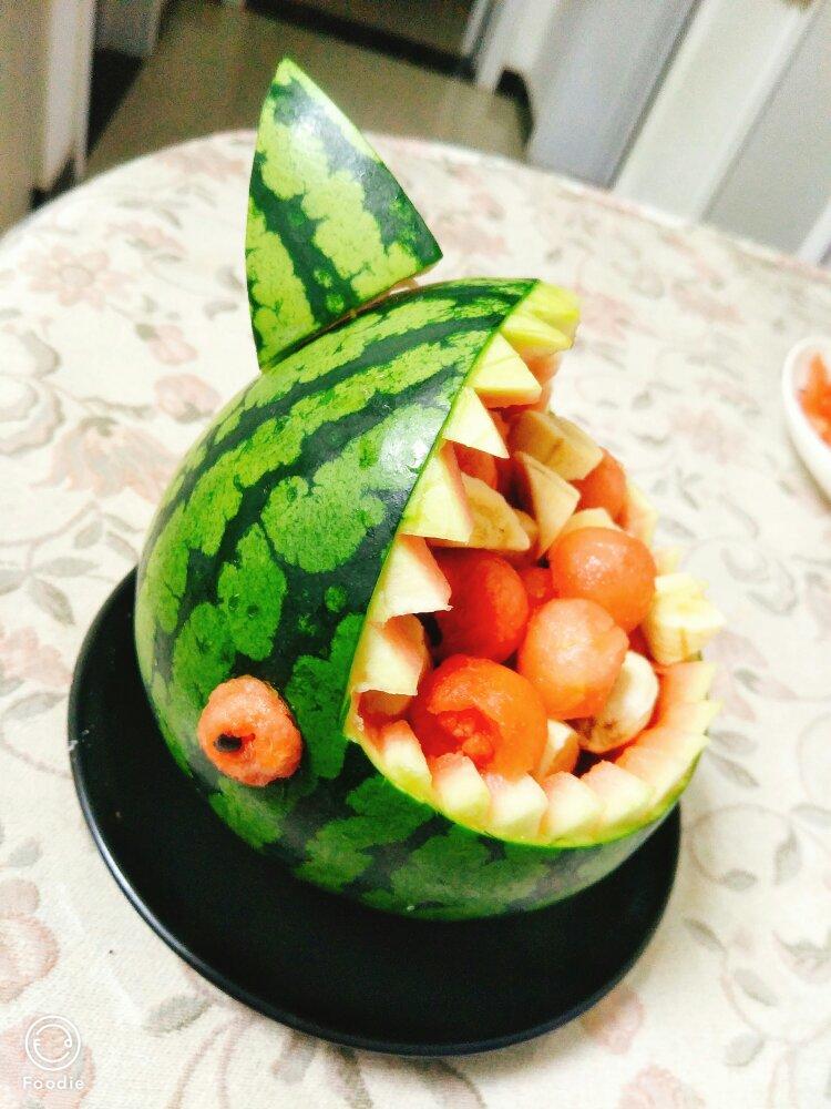 超级酷炫的鲨鱼西瓜雕