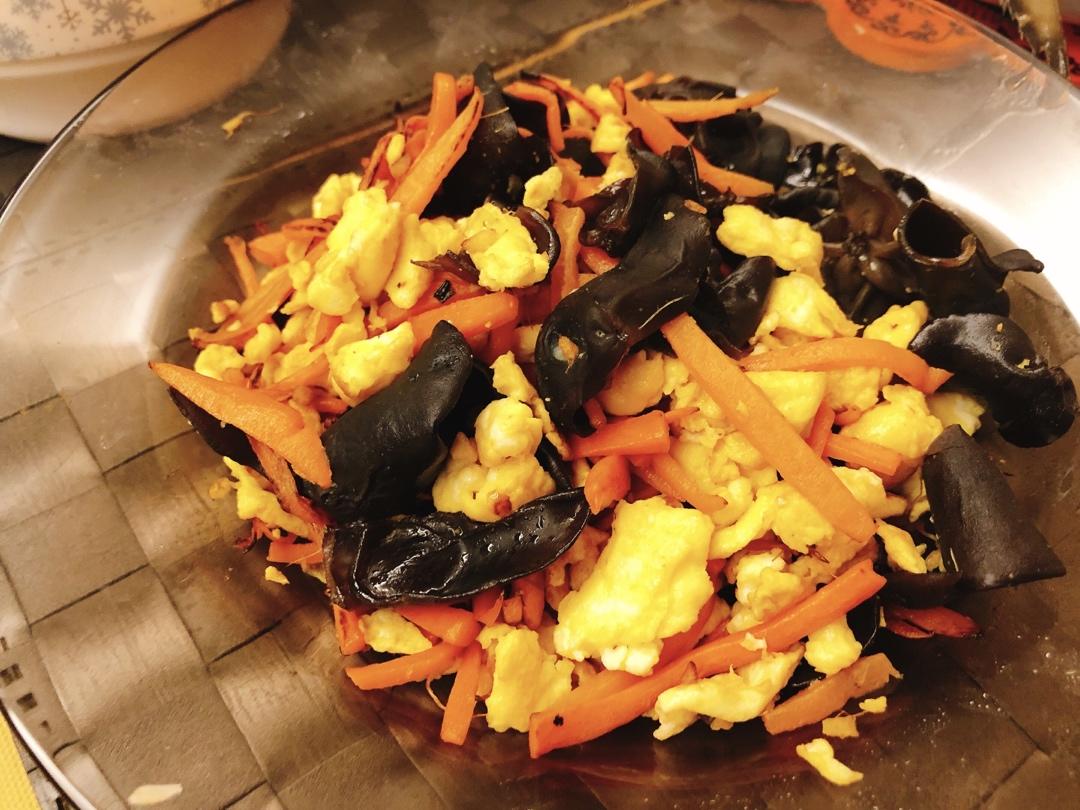 巨好吃的木耳红萝卜炒鸡蛋
