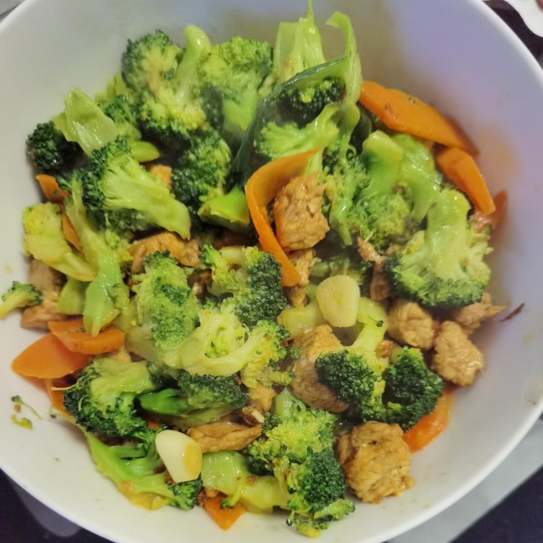 鸡胸肉炒西兰花