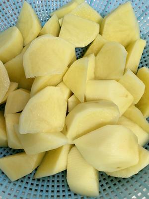 家常炖菜—土豆炖豆角的做法 步骤3