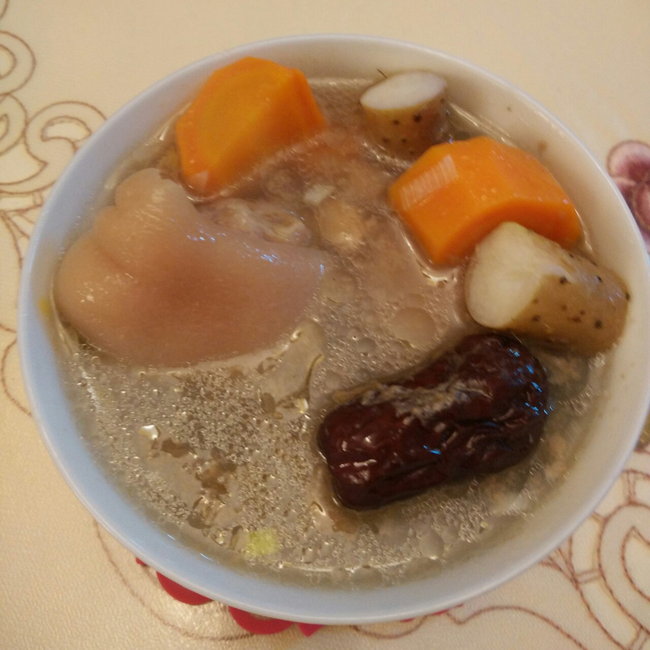 黄豆花生猪脚汤