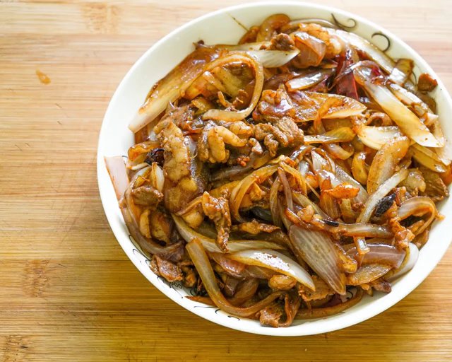 鲜香洋葱炒羊肉片（超简单 厨房小白也可以做的好吃 重在火候变化和发挥每一种食材的味道）的做法
