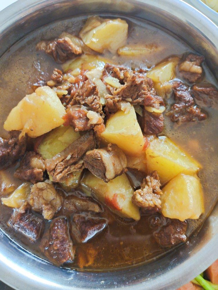 噢迈嘎德做的土豆炖牛肉