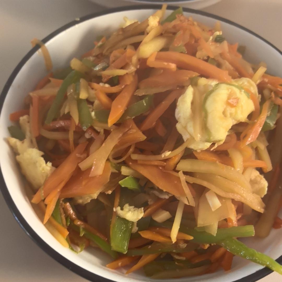超下饭的青椒胡萝丝炒肉