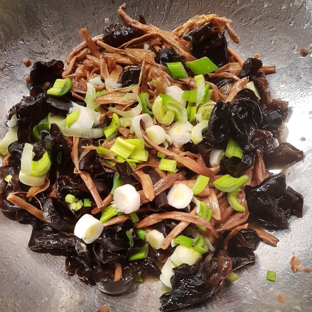 黑木耳炒黄花菜