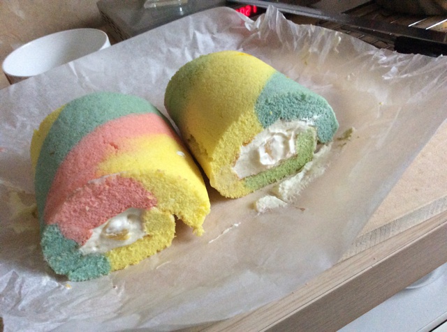 五彩斑斓的彩虹蛋糕卷   #皮黑森林#