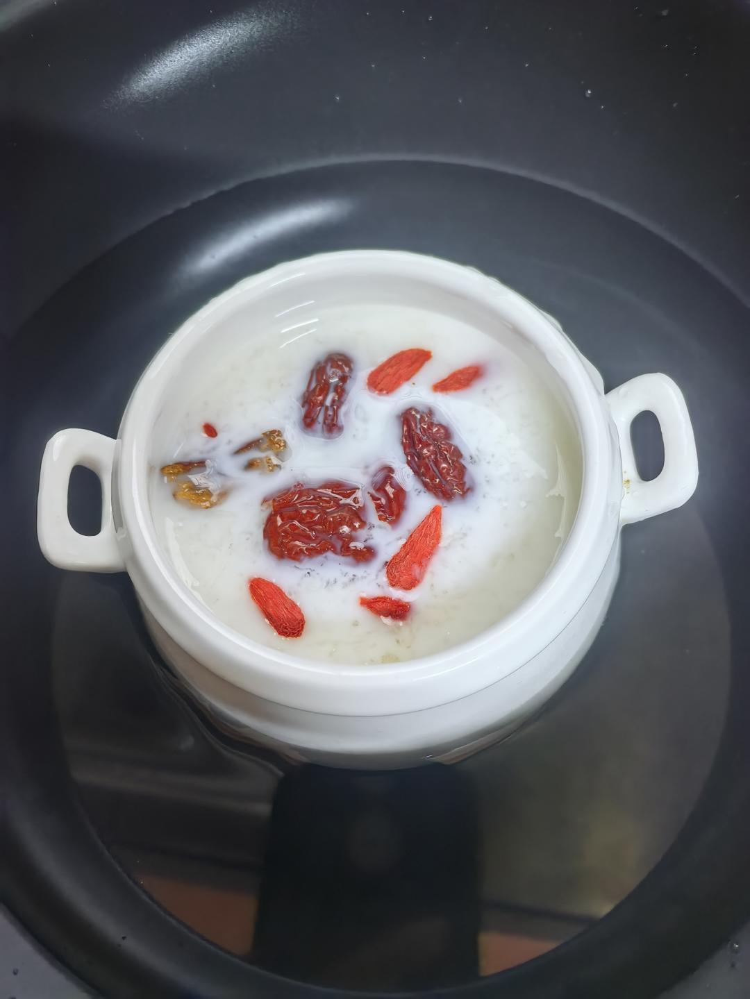 《桃胶皂角米雪燕银耳牛奶羹》据说一碗等于敷30片面膜的功效