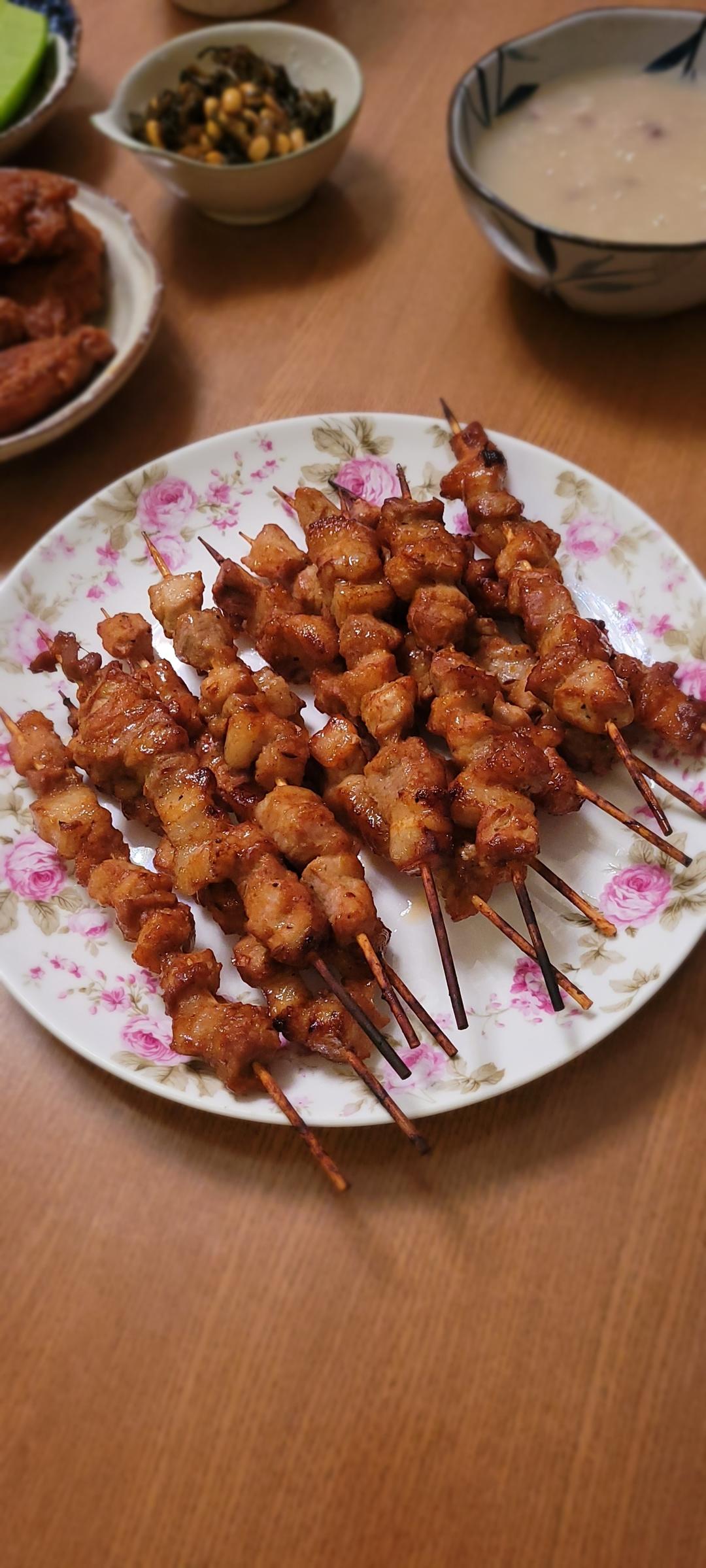有街头味道的喷香烤肉串