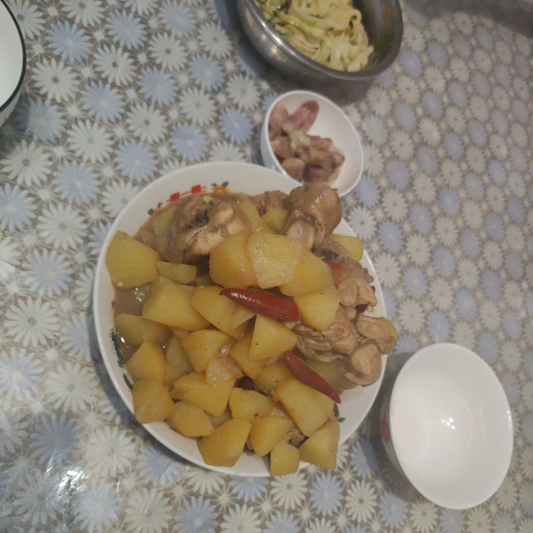 鸡腿炖土豆 上桌秒空盘 汤都喝干了！