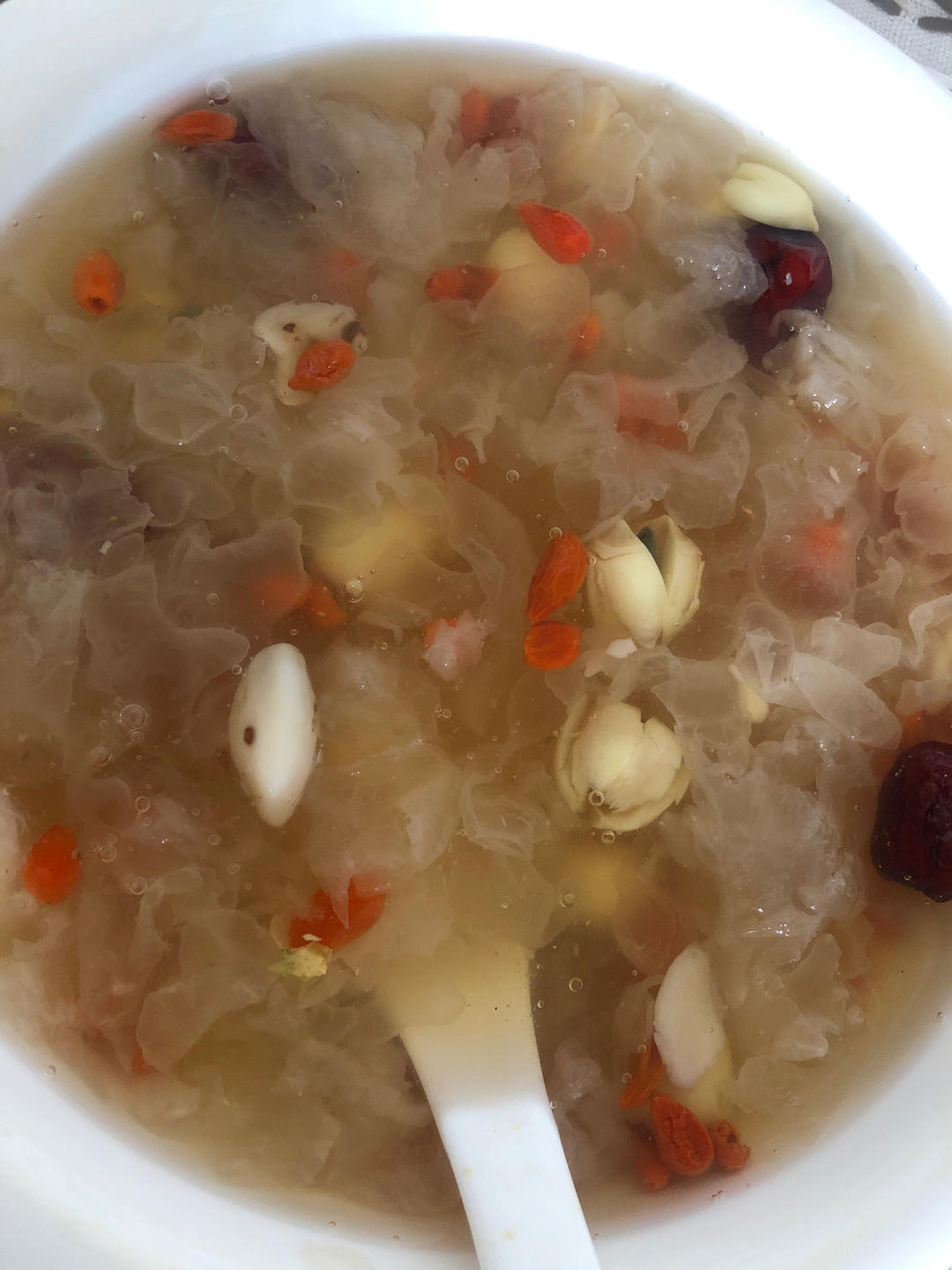 红枣银耳莲子羹（有出胶质、出胶，懒人的电压力锅版）