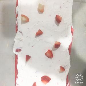 快手红丝绒草莓卷的做法 步骤12