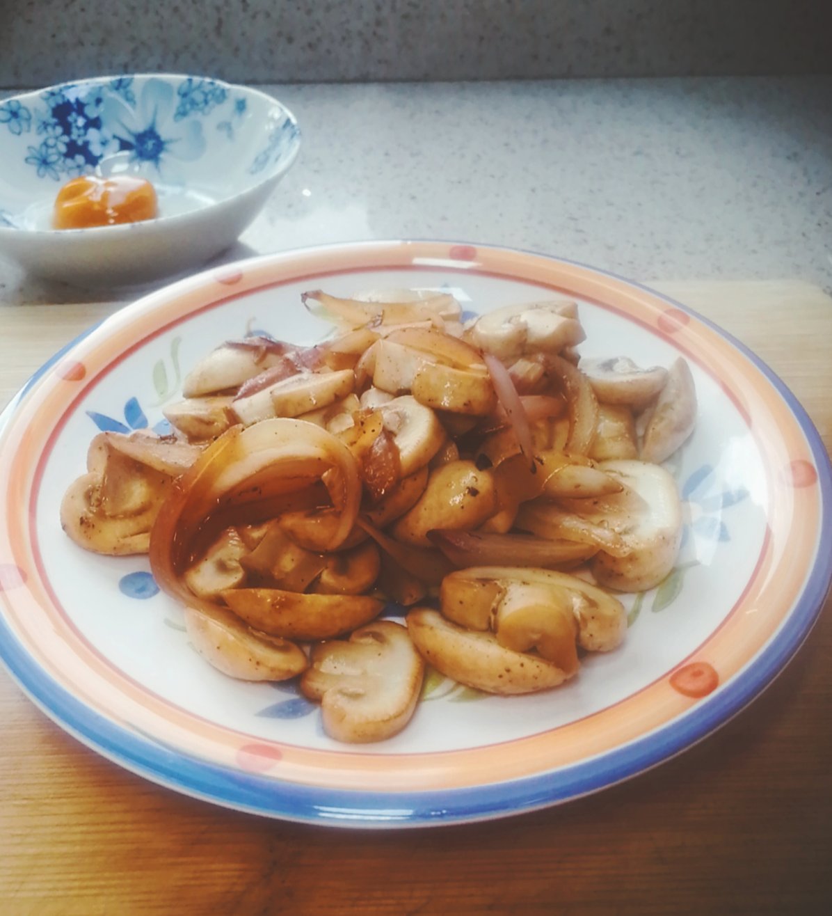 【健康三餐】焦香洋葱煎蘑菇