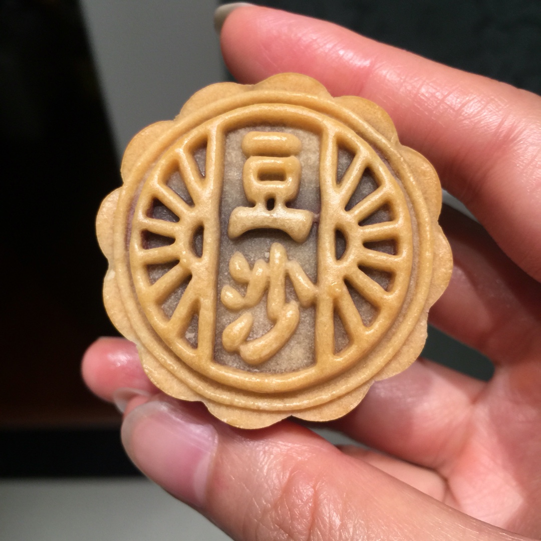 广式蛋黄莲蓉月饼