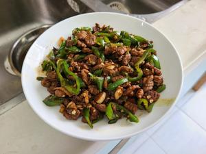 香辣下饭：青尖椒炒牛里脊肉的做法 步骤6