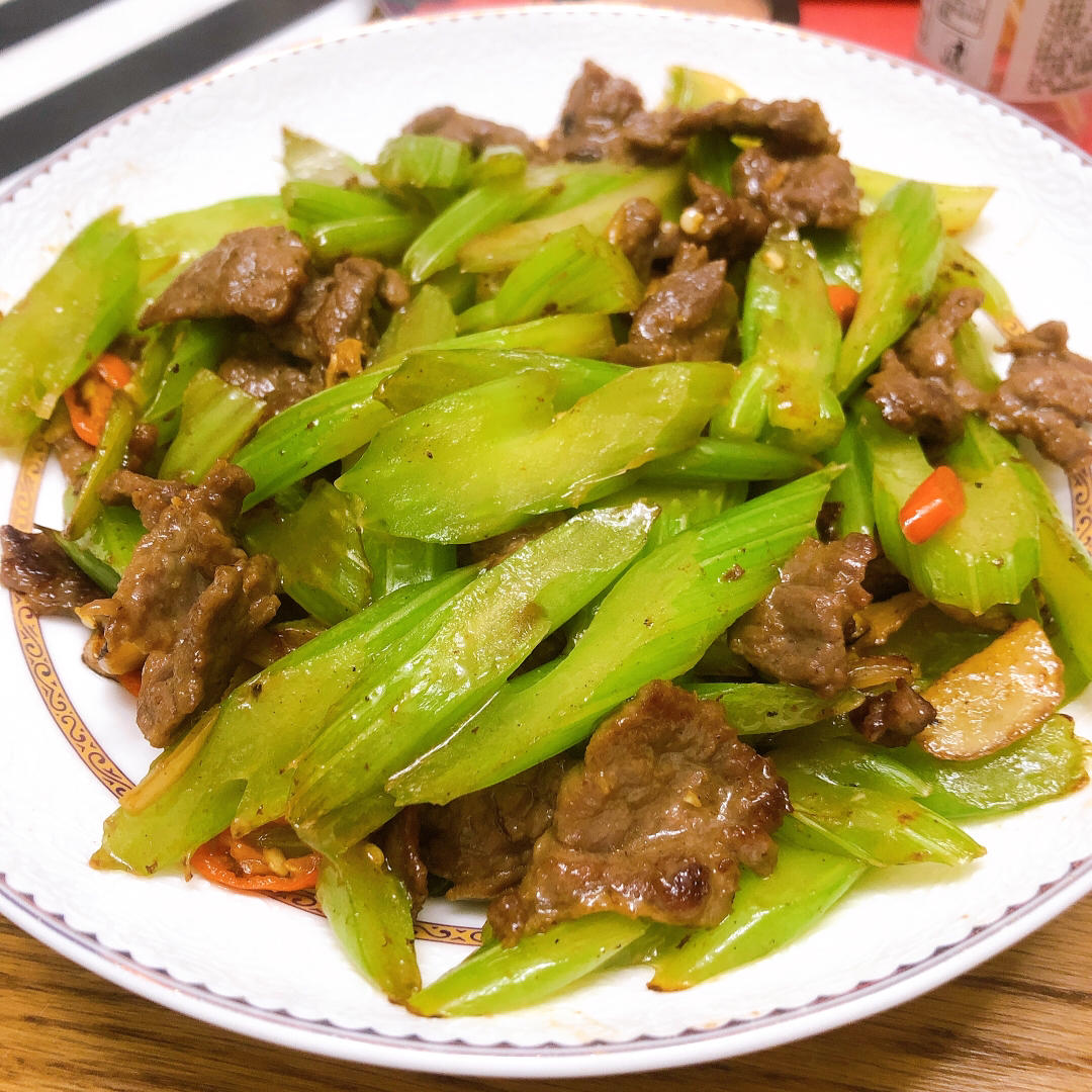喜欢雨昕的七七做的超下饭的芹菜炒牛肉