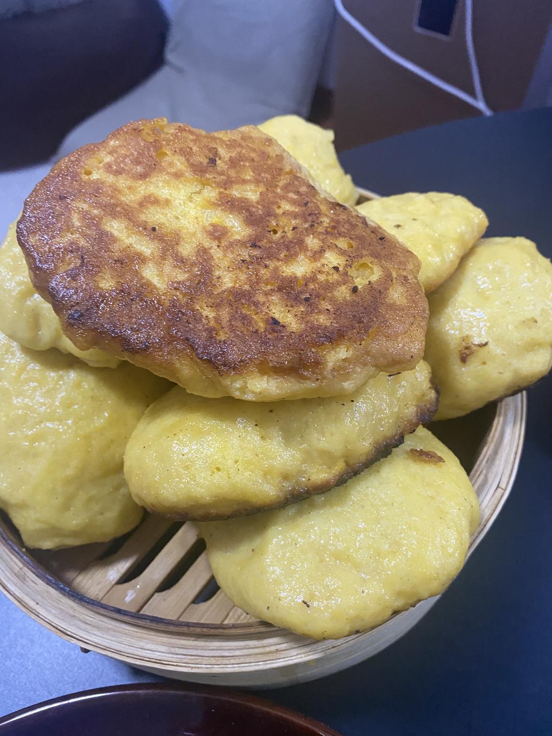 贴玉米面饼子