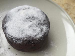 Chocolate molten lava cake 巧克力熔岩.熔浆蛋糕的做法 步骤5