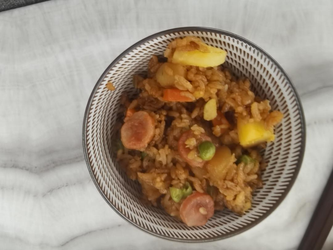 懒人版❗电饭煲土豆腊肠焖饭，好吃到舔盘～
