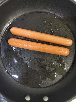 烤火腿肠（家庭平底锅版）的做法 步骤2