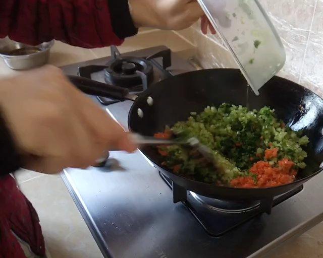 胡萝卜西芹碎拌饭的做法