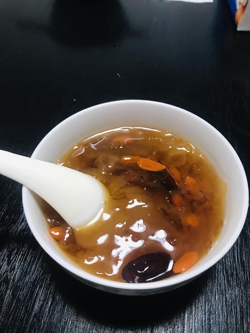 冰糖银耳红枣汤