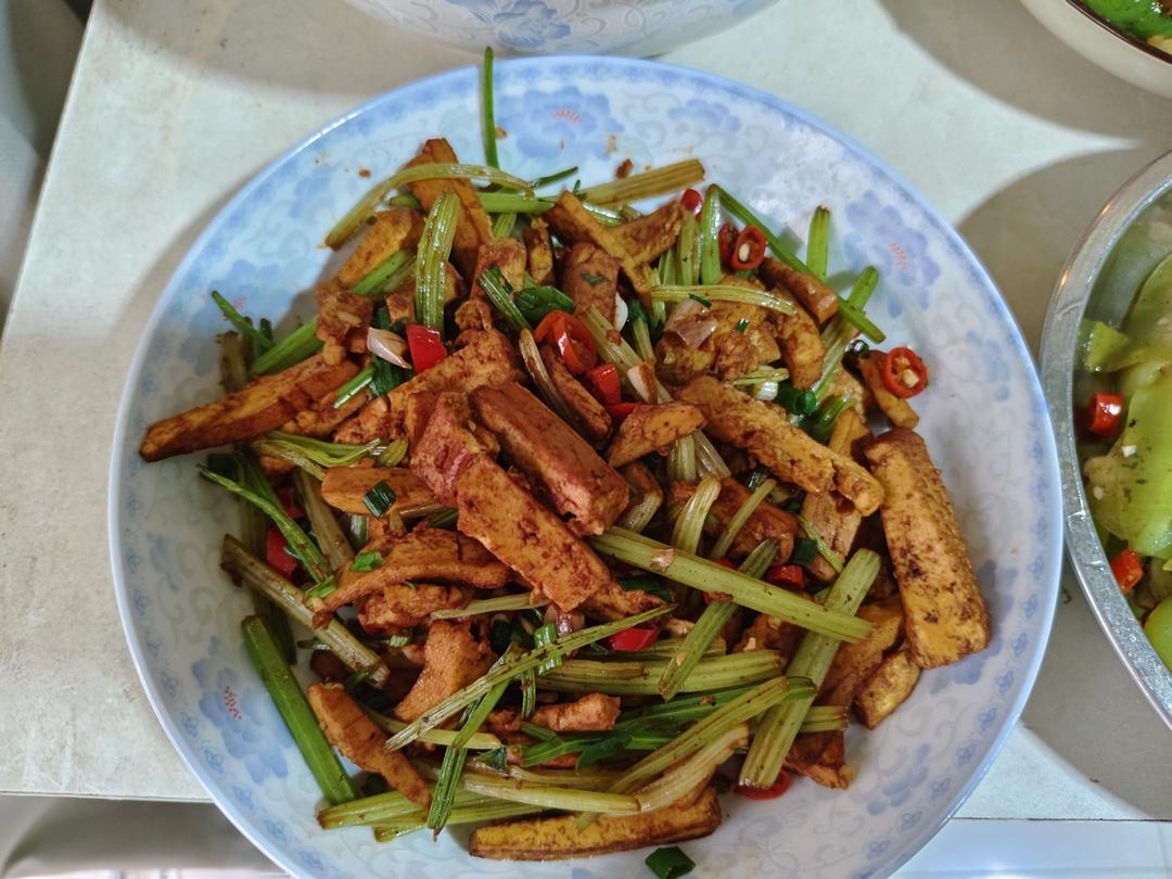 午餐晚餐简单快手下饭菜芹菜炒香干