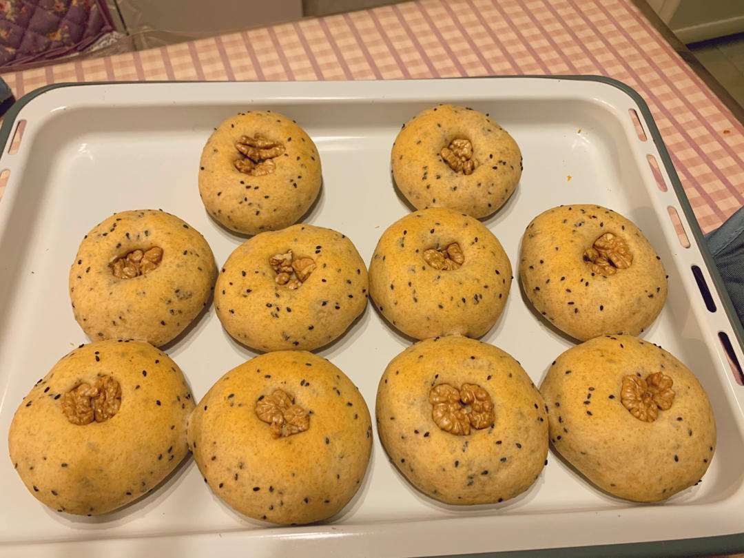 波兰种黑芝麻核桃全麦咸面包