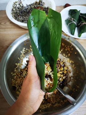 硬核干货：蛋黄肉粽、杂粮豆沙粽、海鲜香菇粽的做法的做法 步骤19