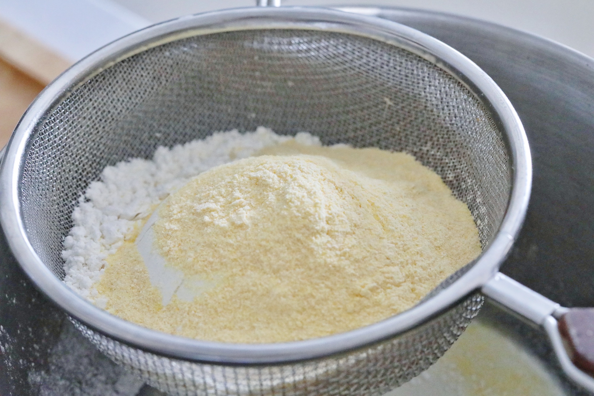 奶香玉米红枣中式发糕的做法 步骤5