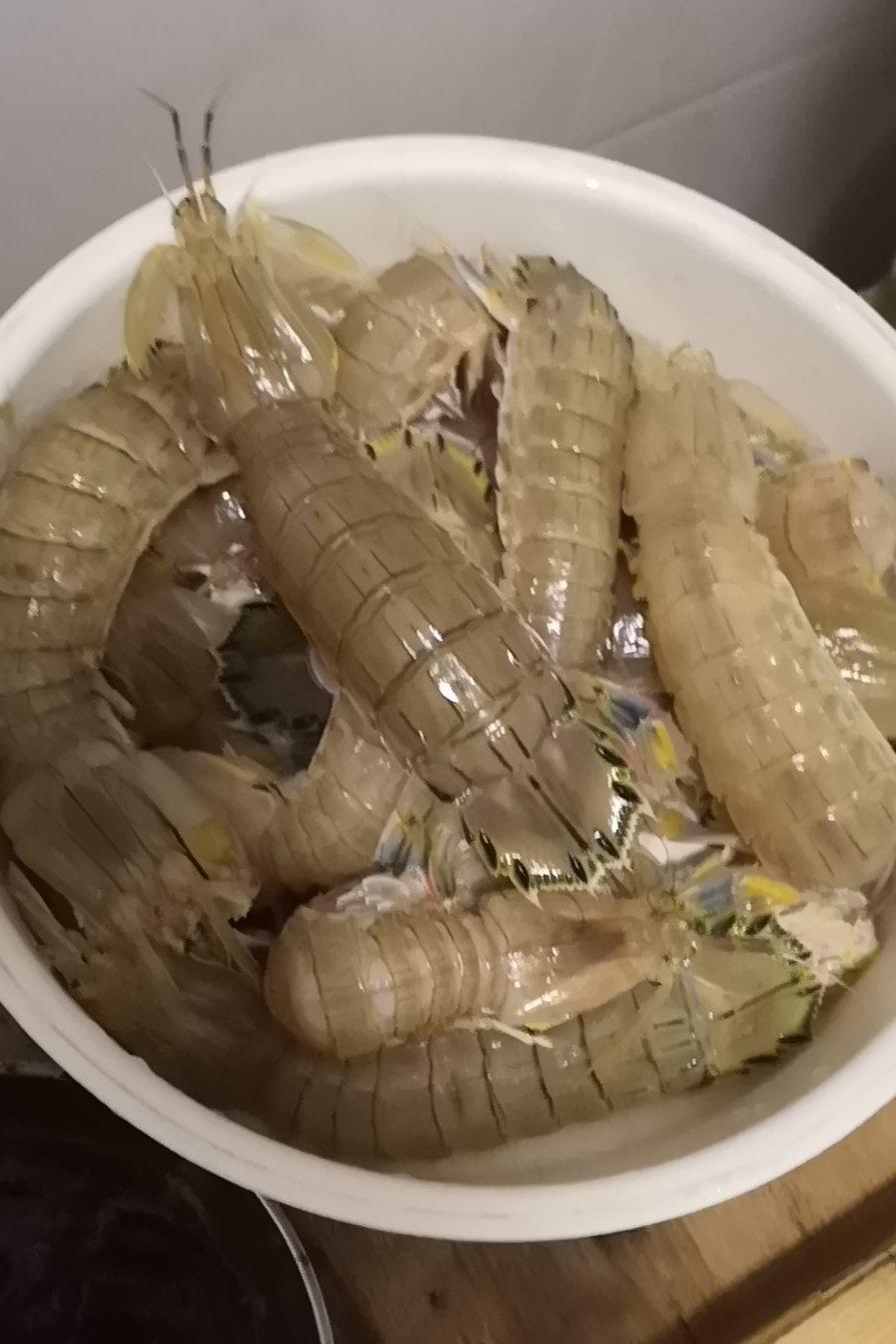 无油炸版的椒盐皮皮虾和巧拨虾壳的方法