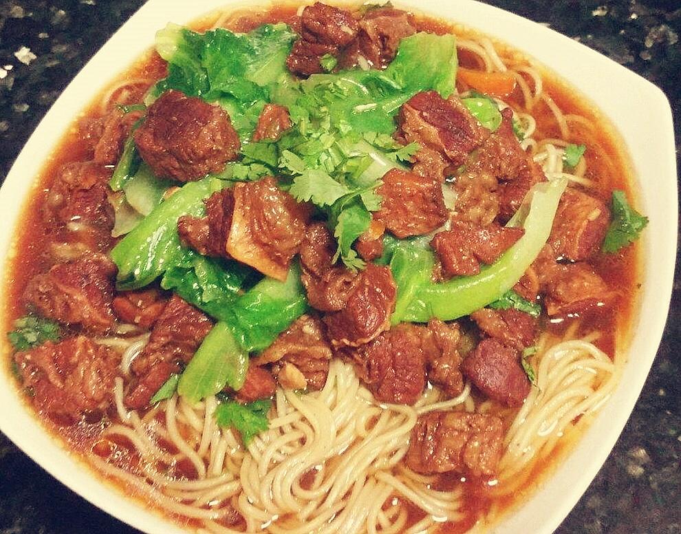 陌陌爱美食做的超简单快手菜之港式秘制酱香牛腩面