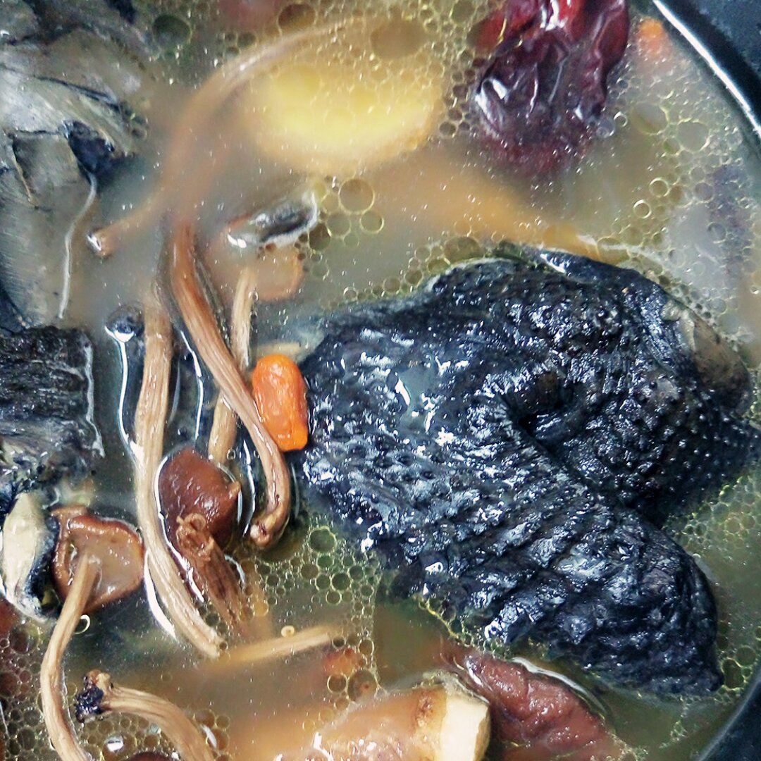 枸杞红枣乌鸡汤