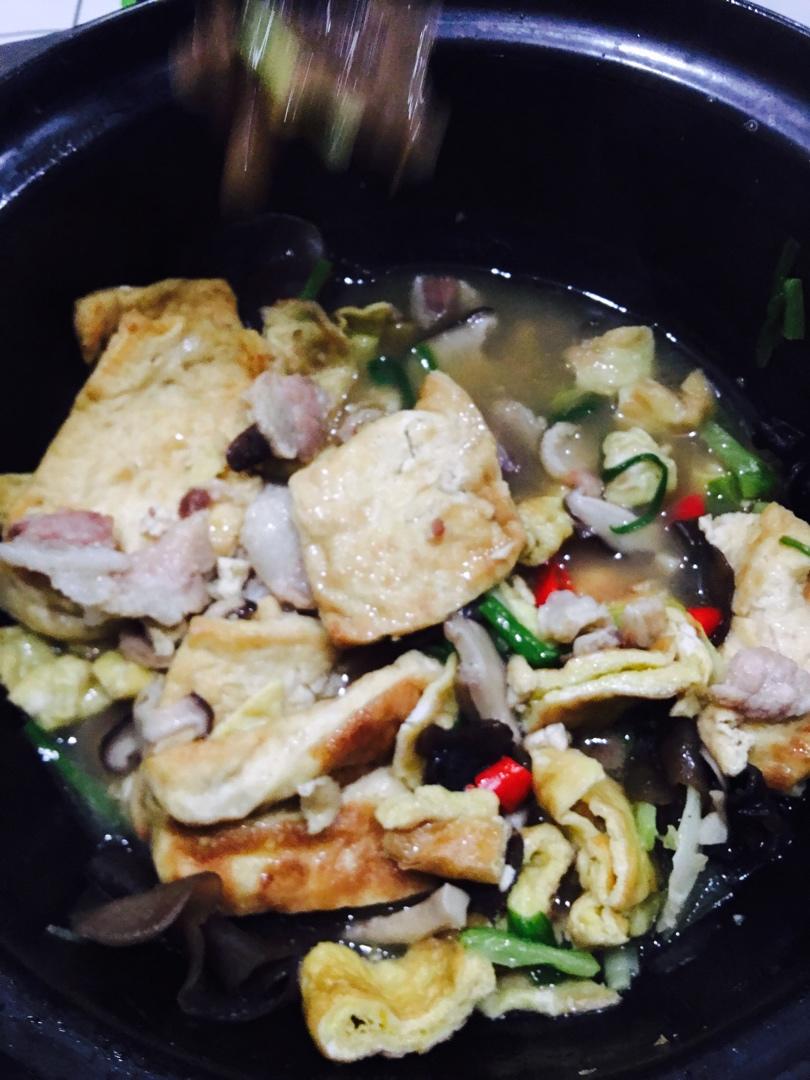 鲜菇豆腐煲