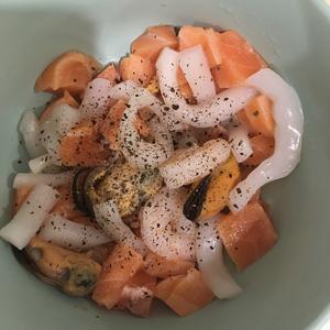 电饭锅焖饭系列：海鲜什锦饭的做法 步骤1