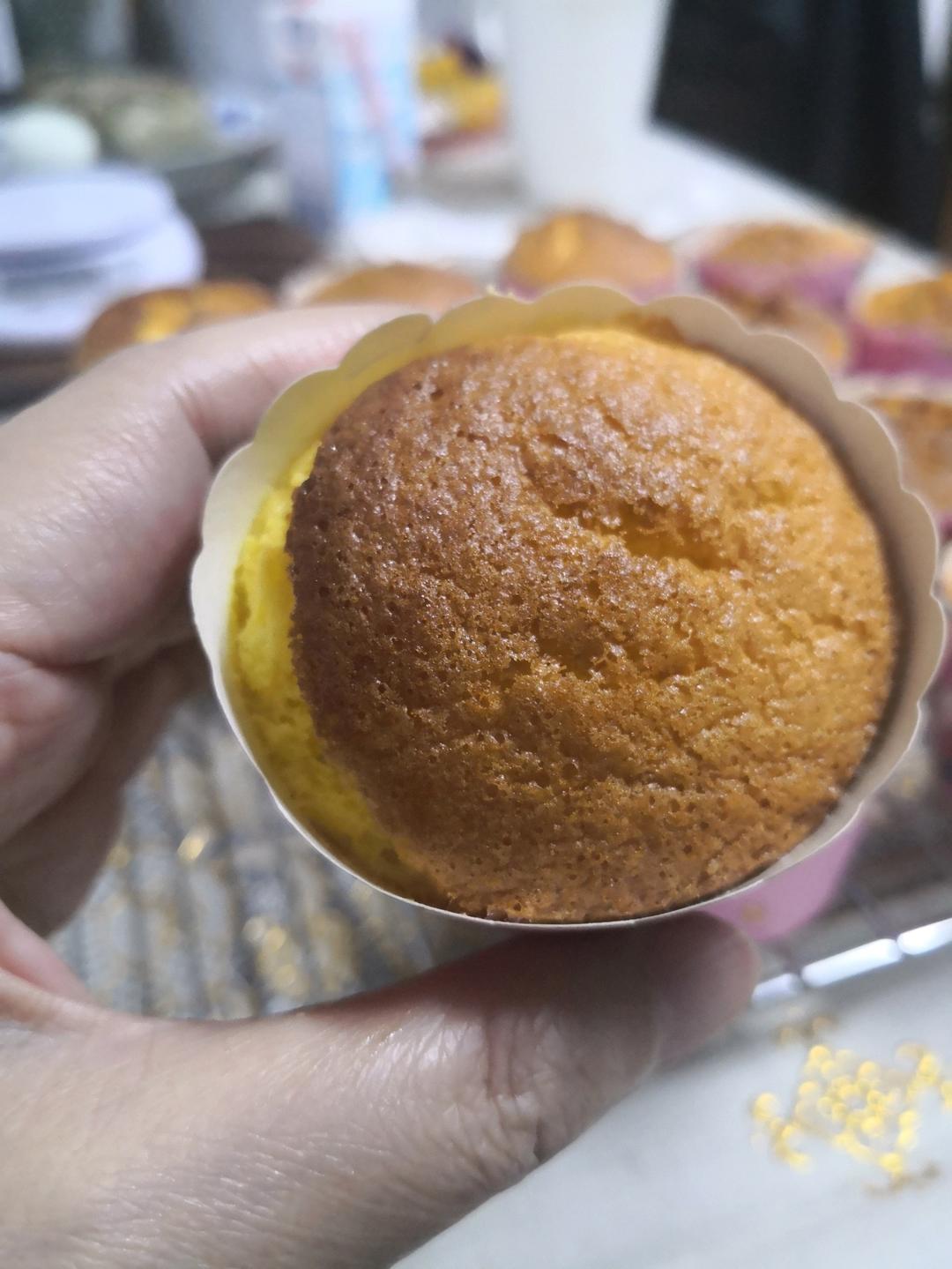 全蛋法打发原味海绵杯子蛋糕