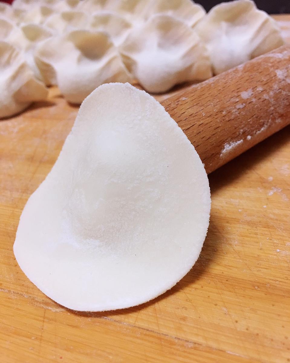 擀饺子皮的视频