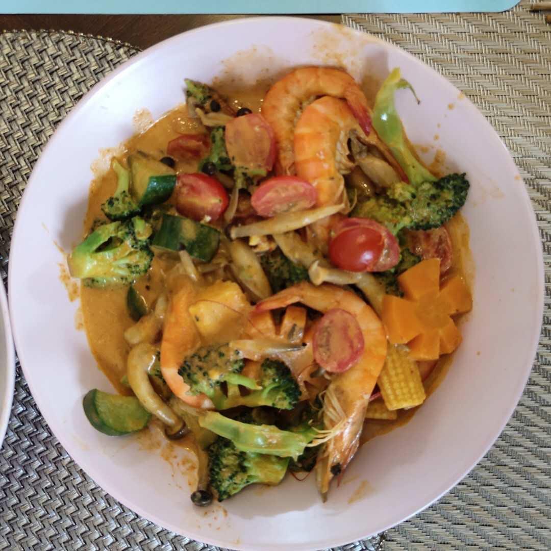 红咖喱鸡块炖杂蔬