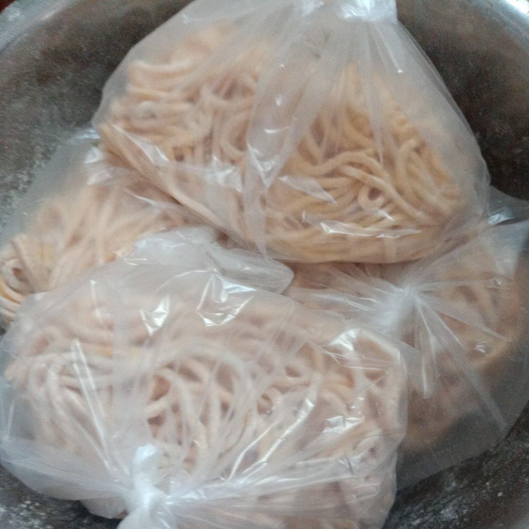 果蔬面条 家庭手工自制面条 红心火龙果面条 菠菜面条 黄瓜面条 鸡蛋面 压面机面条机