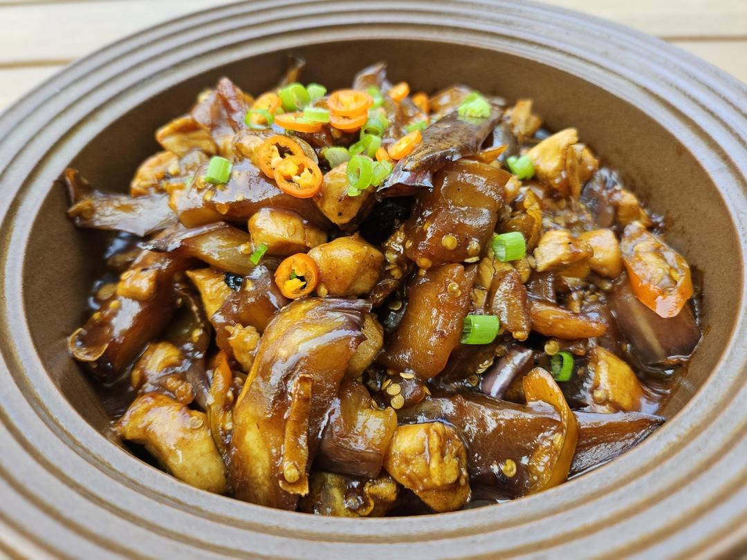 【咸鱼鸡粒茄子煲】用鱼烧茄子，广东人的下饭神器！