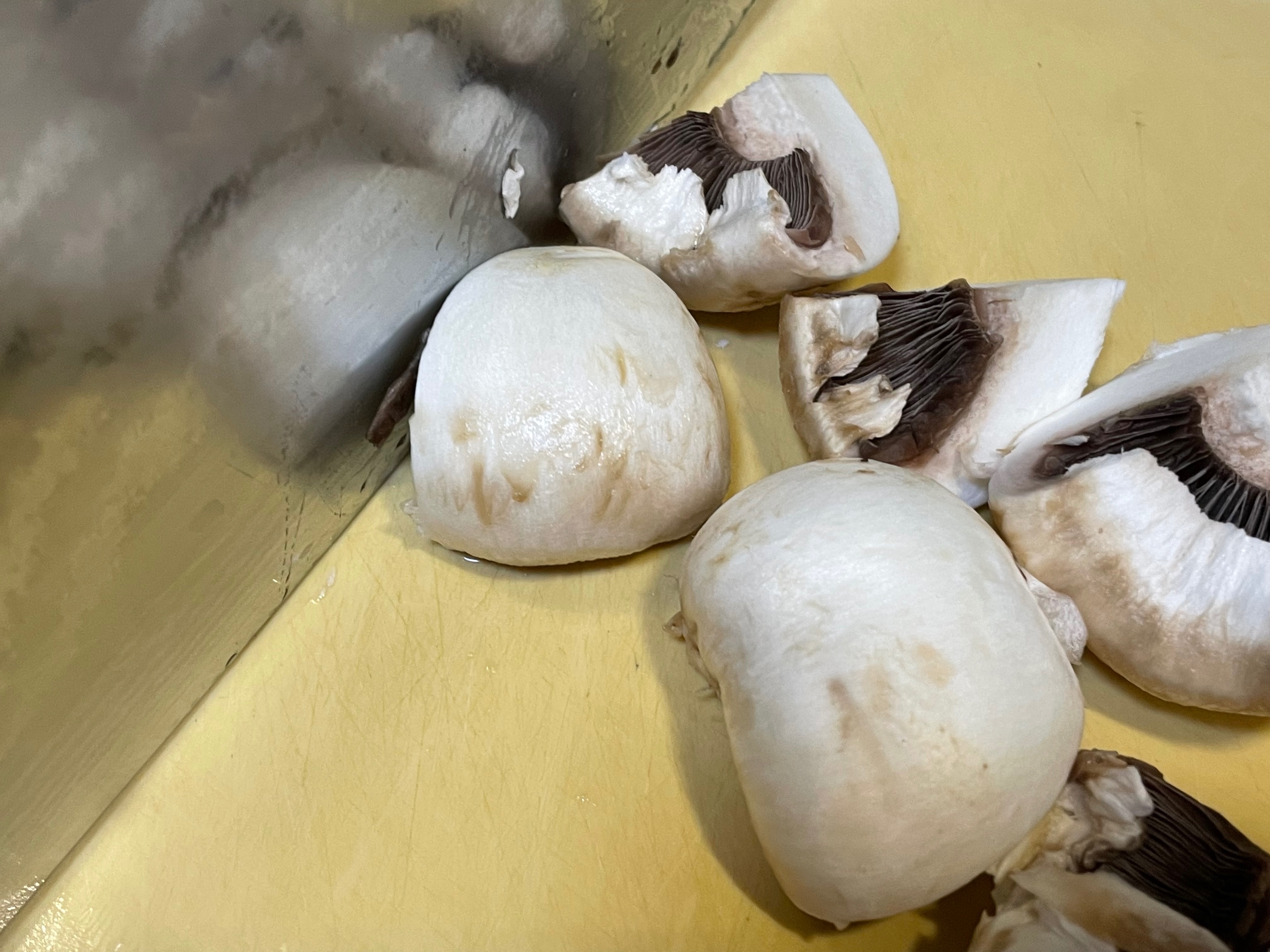 【减脂餐】鸡胸肉炒口蘑的做法 步骤3