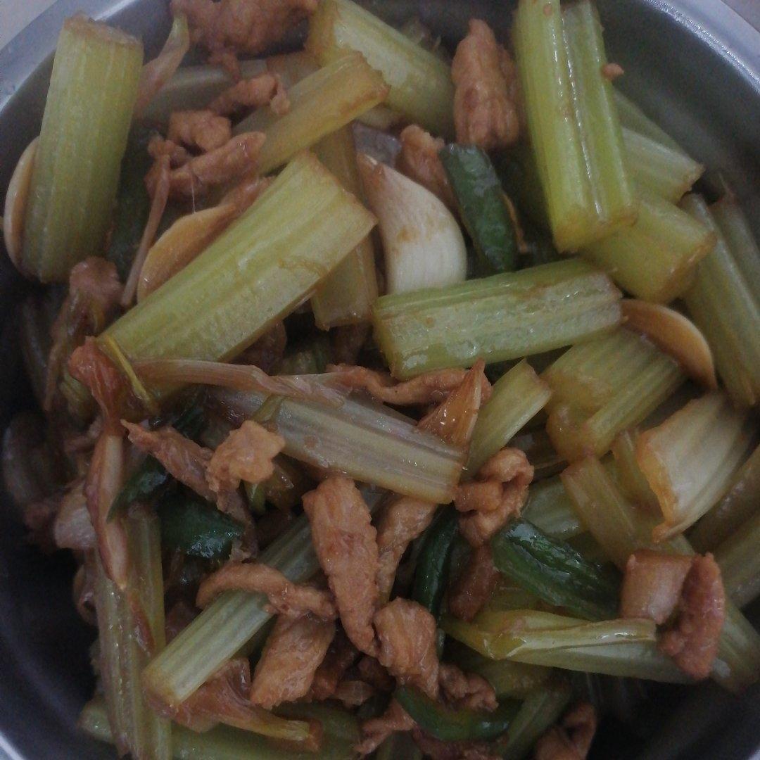 猪肉炒芹菜（小时候的家常菜）