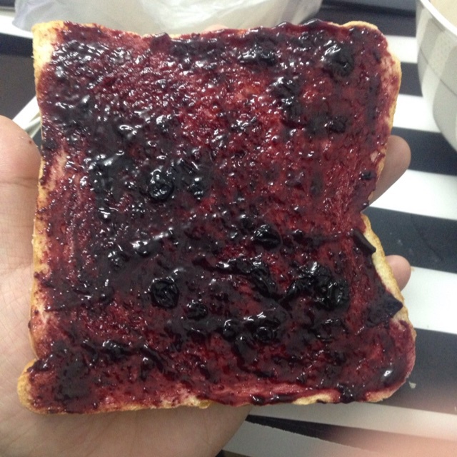 蓝莓果酱面包
