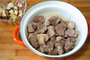 暖身又暖胃的羊肉萝卜粉丝汤的做法 步骤3