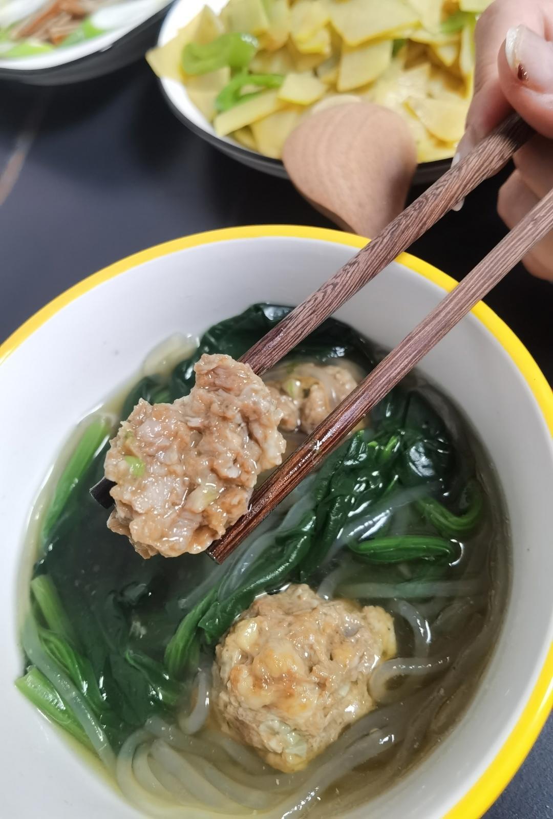 家常菜快手菠菜丸子汤