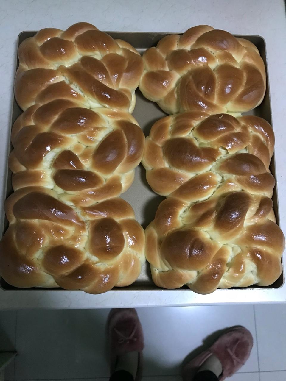 变色绣球花做的爱和自由的老式面包