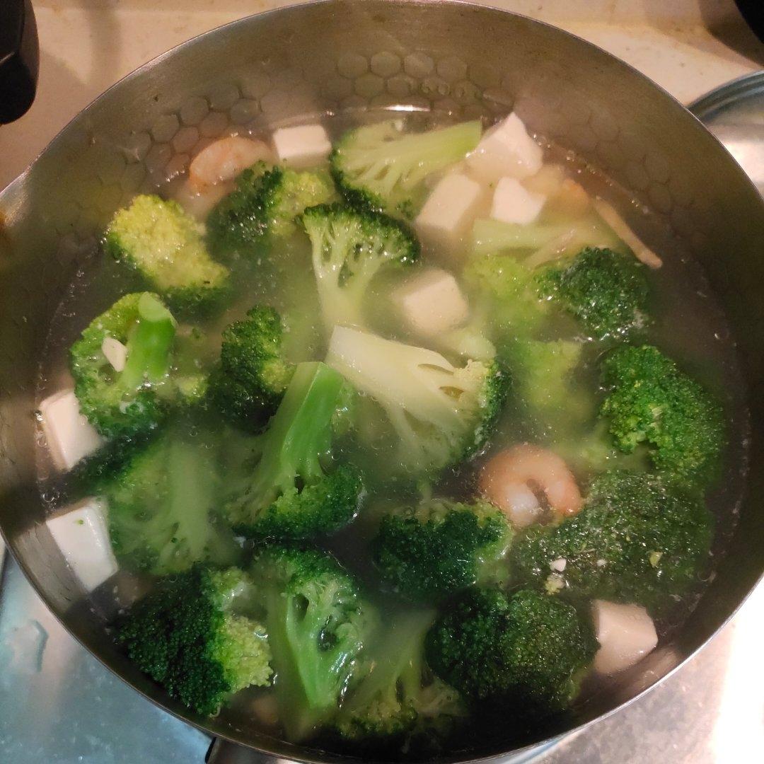 西兰花虾仁豆腐汤