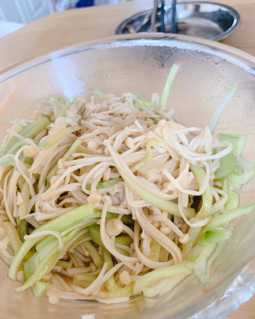 好吃的金针菇拌黄瓜