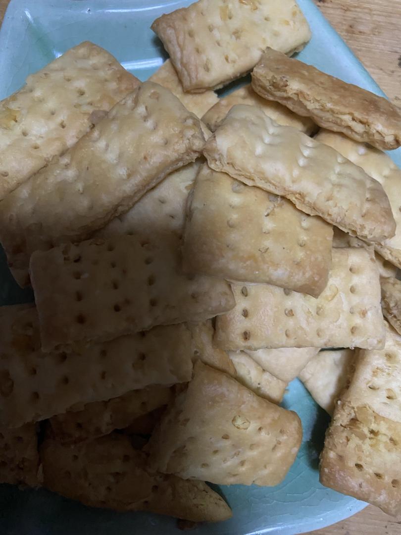 网红咸蛋黄又出新品！酥脆咸蛋黄饼干，一次5块都不腻