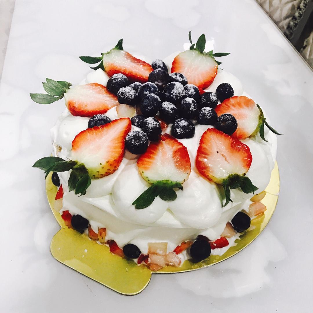 奶油水果装饰蛋糕