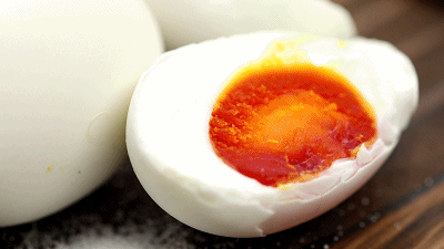 100%出油，原来流油的咸鸭蛋是这样做的——自制咸鸭蛋（多动图，孔瑶的食谱）的做法